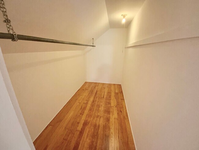 Building Photo - Beautiful Townhouse with Fenced Yard, Gara...