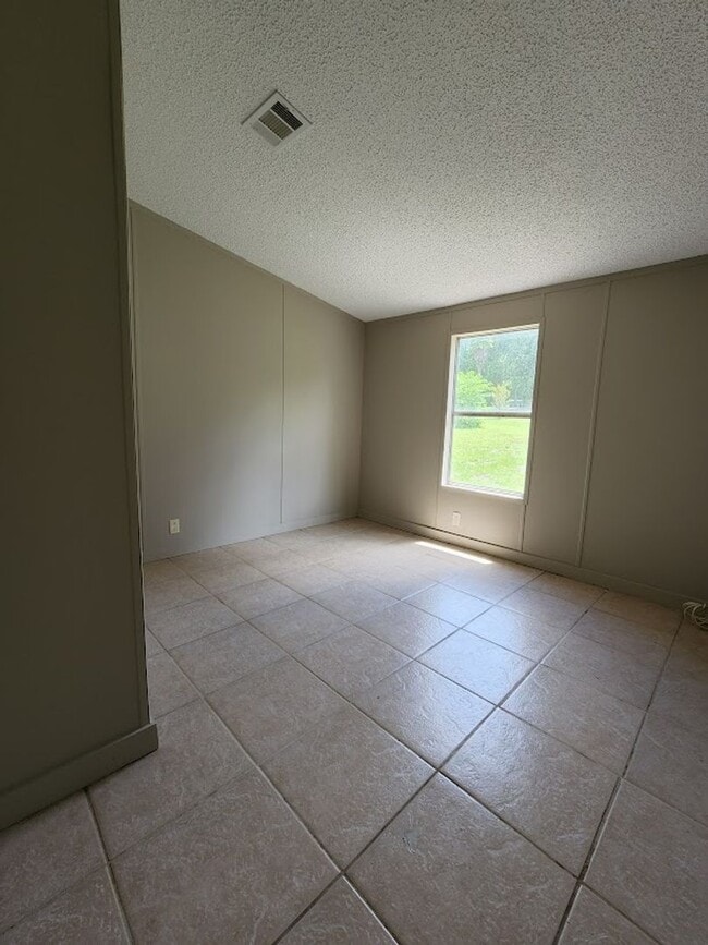 Building Photo - 4 bedroom Acreage Rental with Fenced Paddock – NW Ocala, FL (3 Acres)