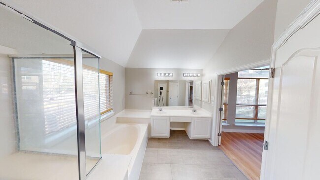 Building Photo - Elegant home in Pflugerville with great fe...