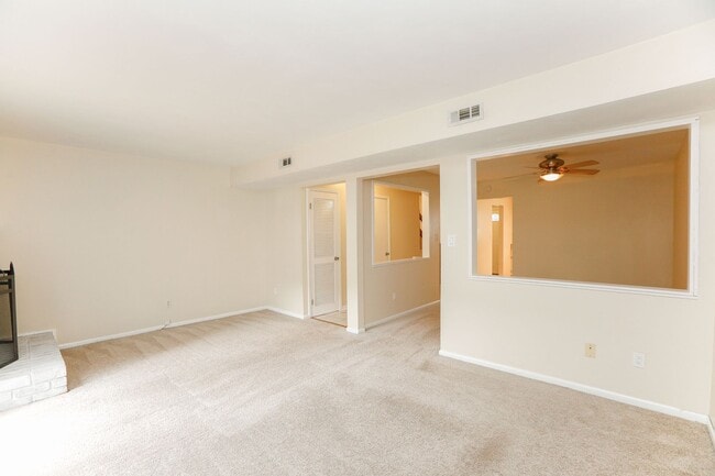 Building Photo - Spacious Townhome Move in Ready!!