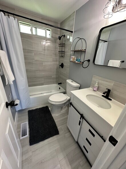 Building Photo - 3440 Laura Ln