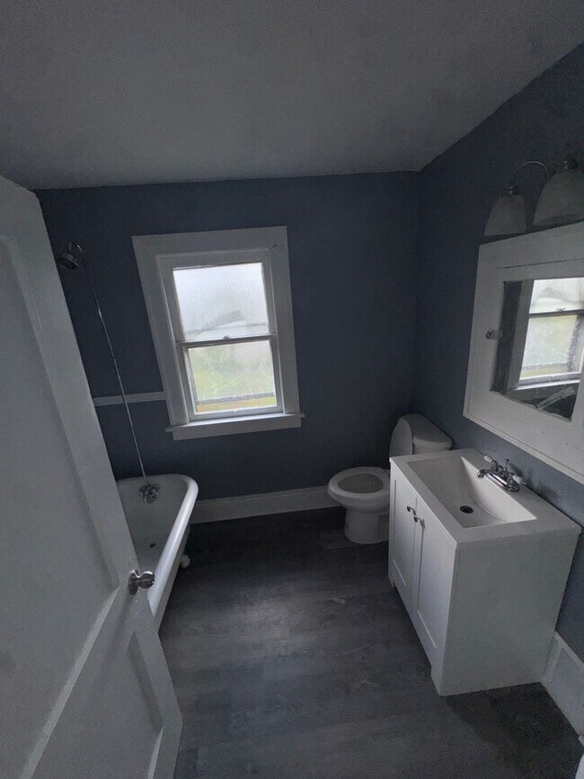 Building Photo - Charming 3-Bedroom Property in Prime Location (SECTION 8 VOUCHERS ACCEPTED)