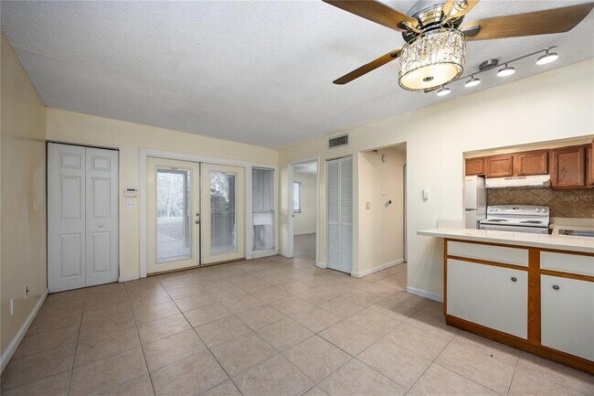 Building Photo - 6519 W Newberry Rd