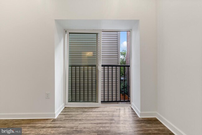 Building Photo - 980 N Marshall St