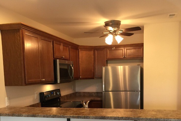 Kitchen and bar area - 1914 Wrigley St
