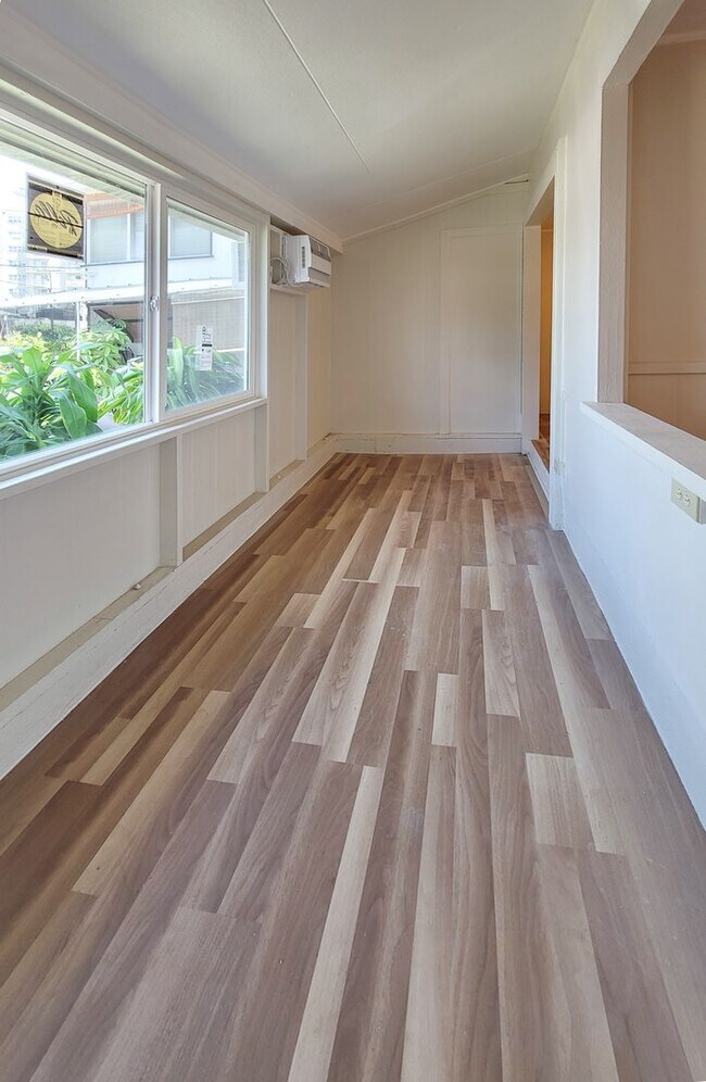 Building Photo - 1132