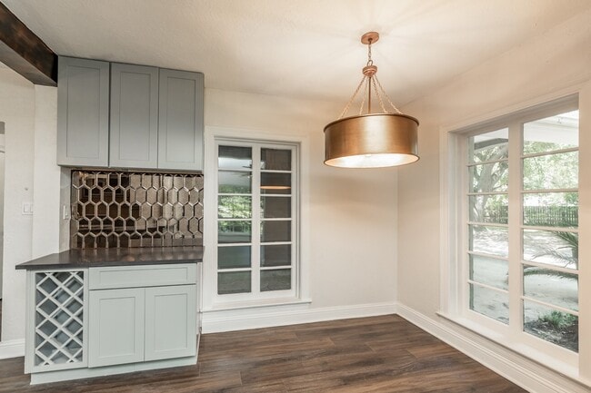 Building Photo - 118 N Caldwood Dr