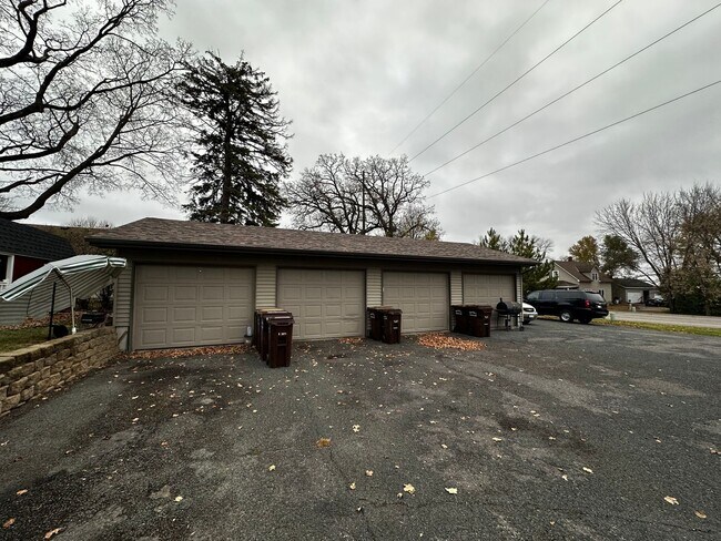 Building Photo - 2 Bed 1 Bath Apartment