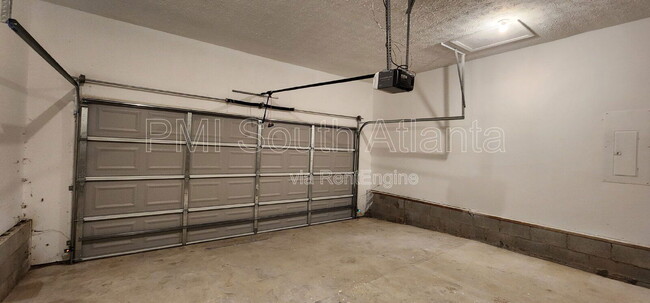 Building Photo - 2330 Burdett Ridge Dr