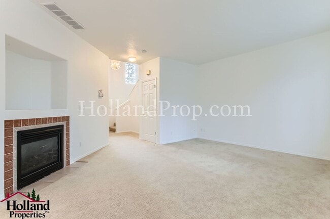 Building Photo - BEST PRICE APPLY NOW!! 3 Bedroom townhouse in quiet area of Beaverton