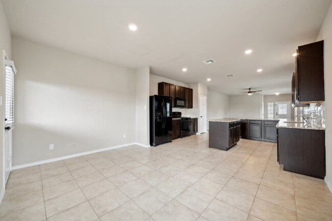 Building Photo - Price Improvement! This 4 bed, 2.5 bath ho...