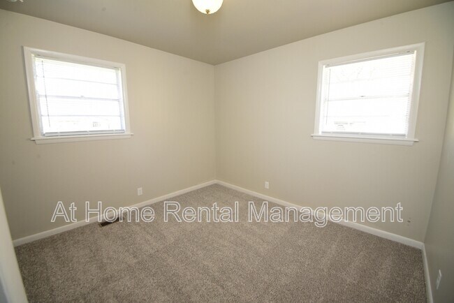 Building Photo - 10219 E 7th St