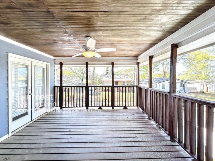 Building Photo - 3559 Victoria St