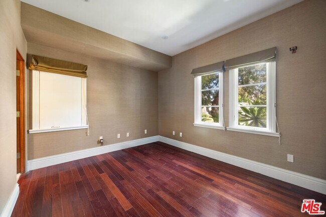 Building Photo - 758 N Almar Ave