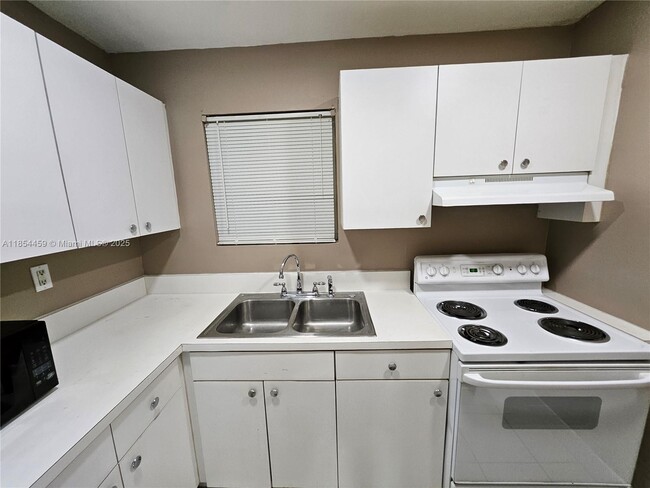 Building Photo - 7490 Miami Lakes Dr