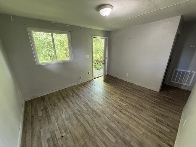 Building Photo - 1296 Preston St