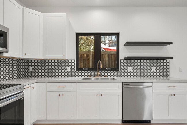 Building Photo - Stunning brand new construction, modern lu...