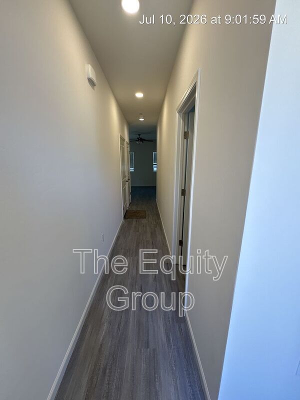 Building Photo - 725 S Pinkham St