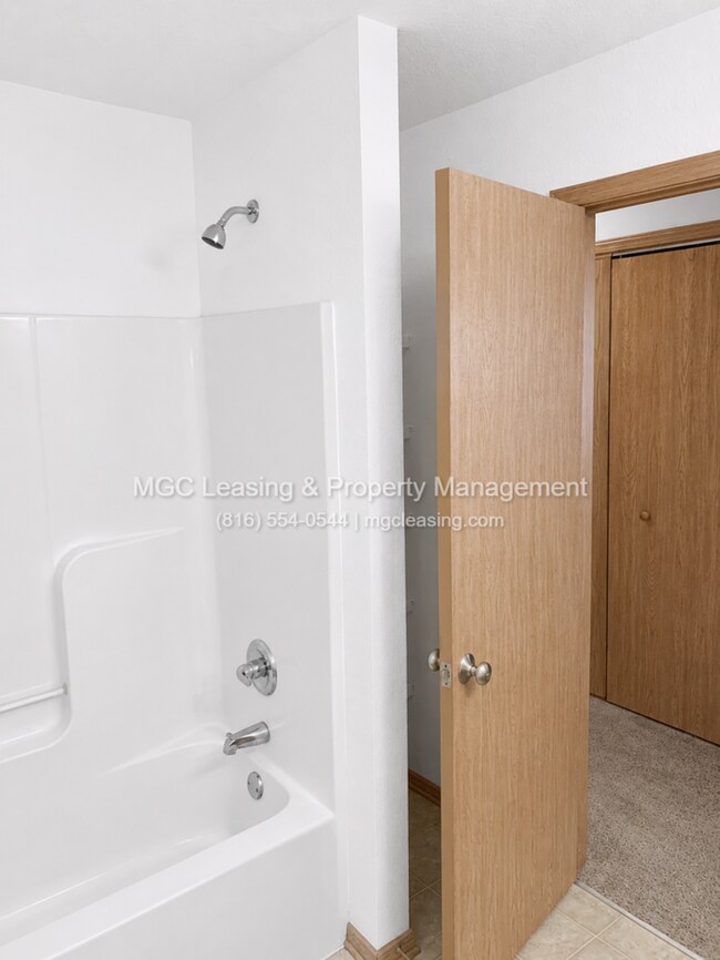Building Photo - Peaceful Ranch Duplex in Pleasant Hill, MO