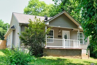 Building Photo - Single Family Home w/ Fenced in Backyard