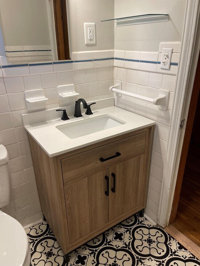 Building Photo - 3908 Yarbrough Ave