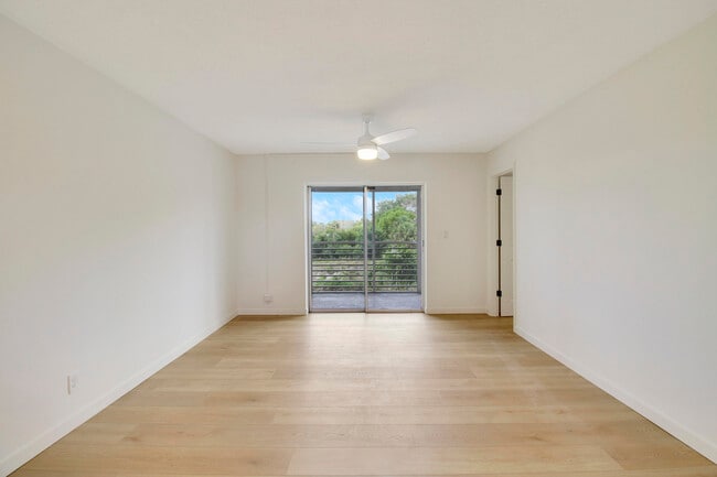 Building Photo - 2770 Garden Dr S