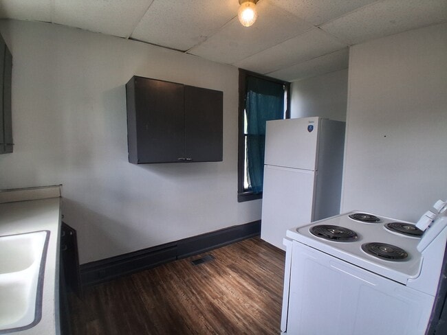 Building Photo - 604 S Main St