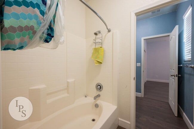 Building Photo - North Clovis Home, 4BR/3.5BA, CUSD - Lots ...