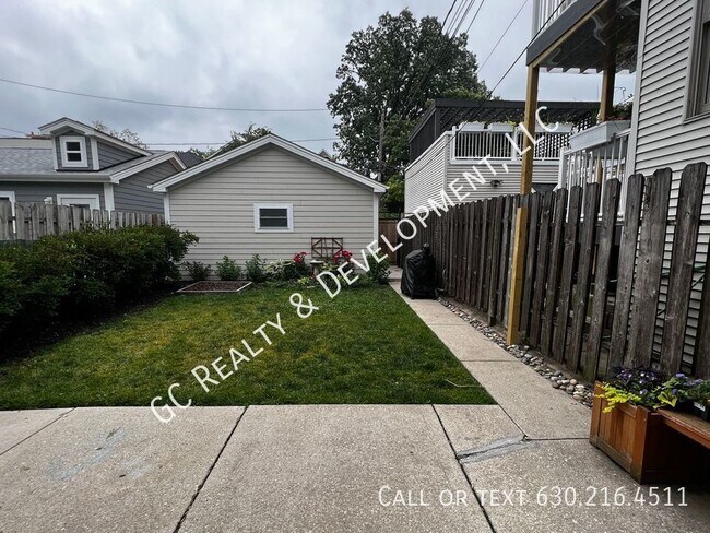 Building Photo - 3327 N Claremont Ave