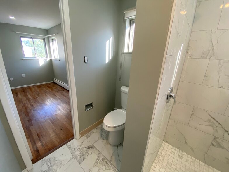 Master toilet - 14951 259th St