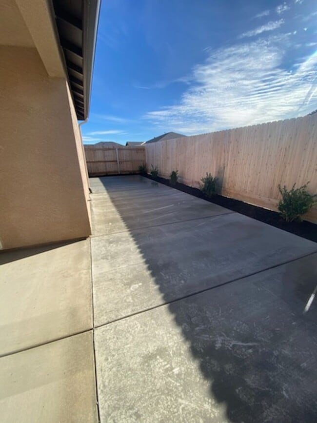 Building Photo - Beautiful Brand New Home in the gated Arbor Gates Subdivision with solar