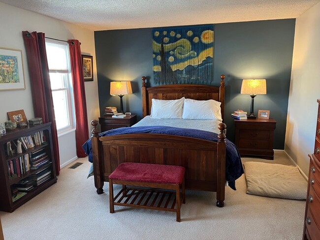 Building Photo - 5 Bedroom Home, Backs to Open Space, Walki...