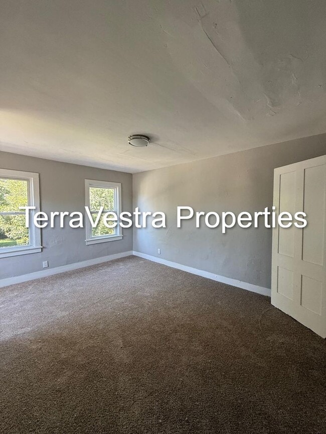Building Photo - Lovely 3 Bedroom Home! Eligible for $500 S...