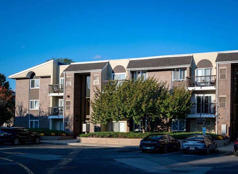 Building Photo - Carriage House