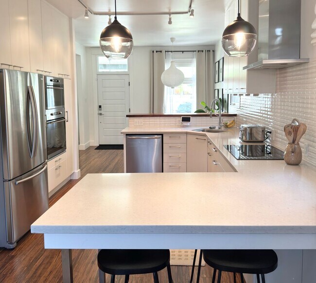 Building Photo - Gorgeous Avenues Remodel!