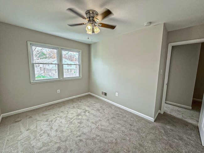 Building Photo - Beautiful 3 Bed 2.5 Bath Interior Townhome...