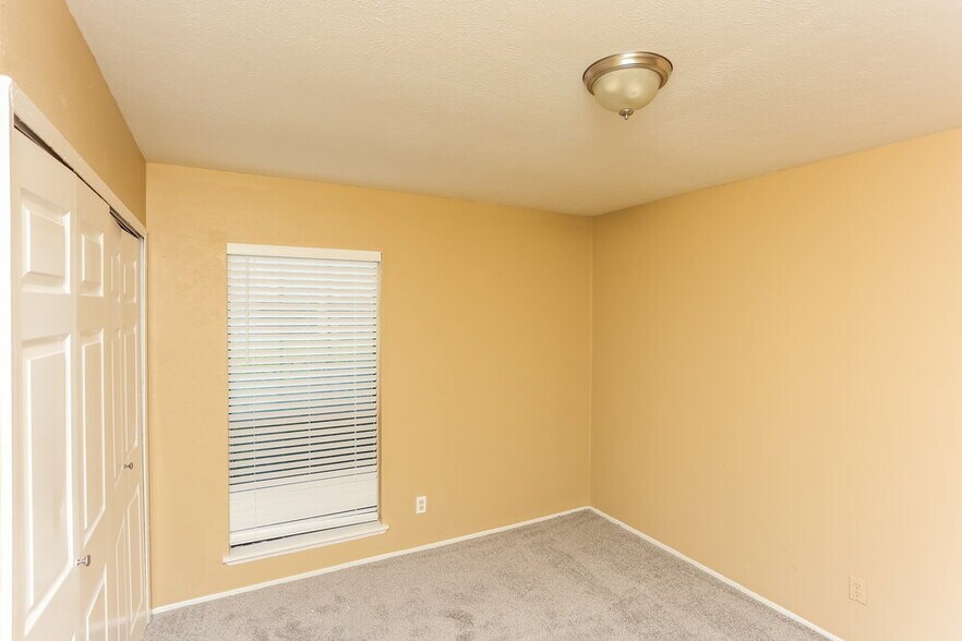 Building Photo - 515 Nora Ln