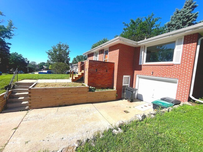 Building Photo - Adorable Brick Raised Ranch