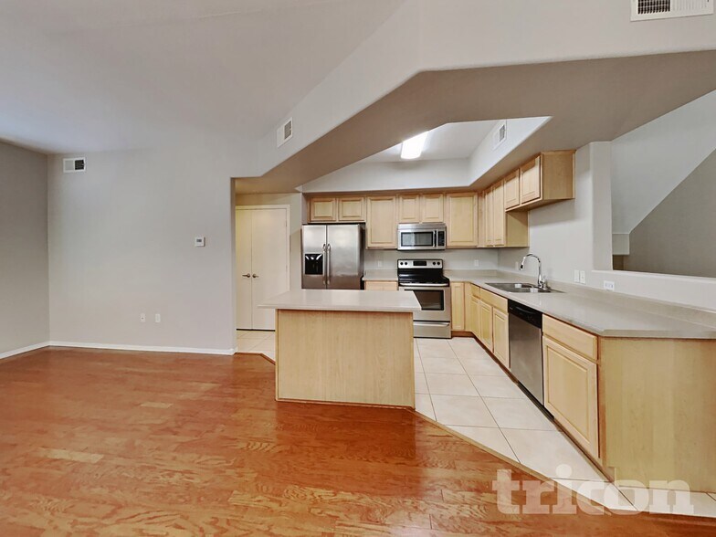 Building Photo - 16825 N 14th St