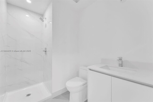 Building Photo - 700 NE 24th St