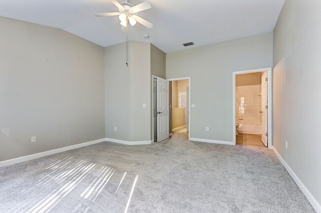Building Photo - Spacious New Tampa 2 Bedroom, 2.5 Bath Tow...