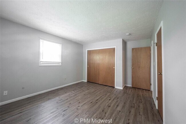 Building Photo - 207 W Green Meadows Dr