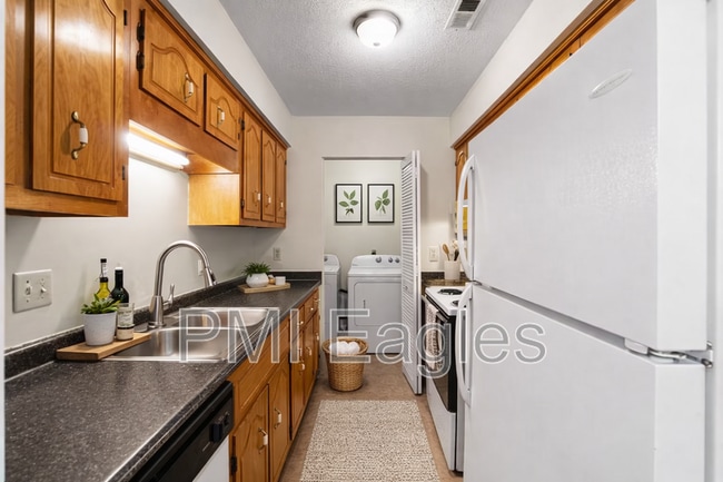 Building Photo - 263 White Oak Rd