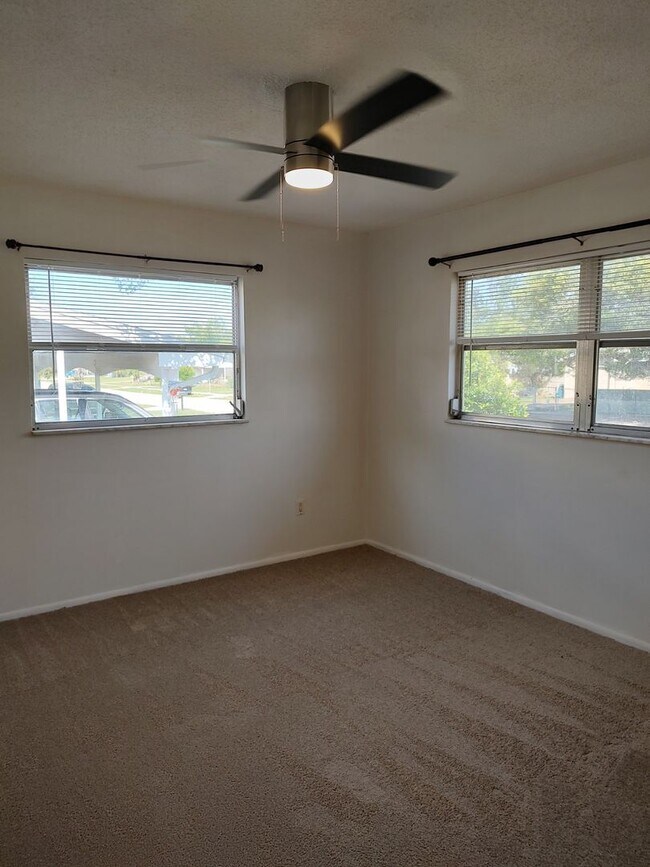 Building Photo - 2 Bedroom, 1 bath, freshly painted, new appliances