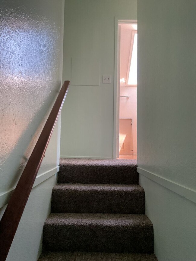 Building Photo - Two story 4 bedroom 2 bath home, Magalia