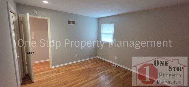 Building Photo - Charming 3 Bedroom, 2 Bathroom, 2 Car Garage Home in Parkville