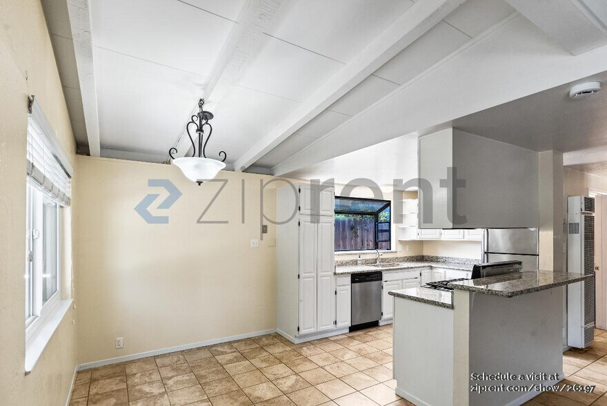 Building Photo - 499 Pebble Dr