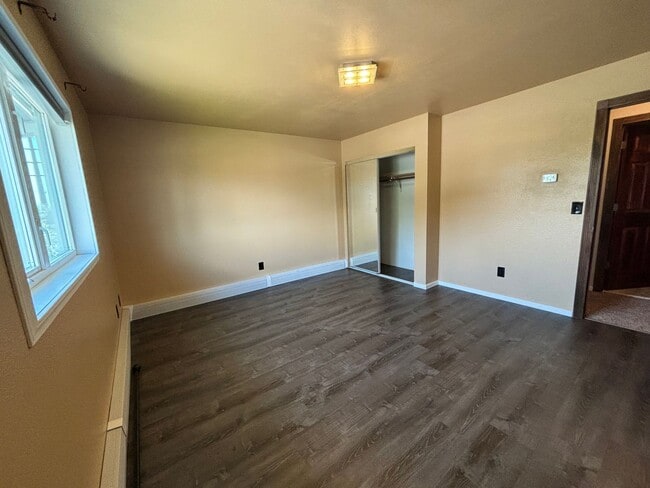 Building Photo - 3 bedroom home /  Fenced in yard / 1 Car Garage