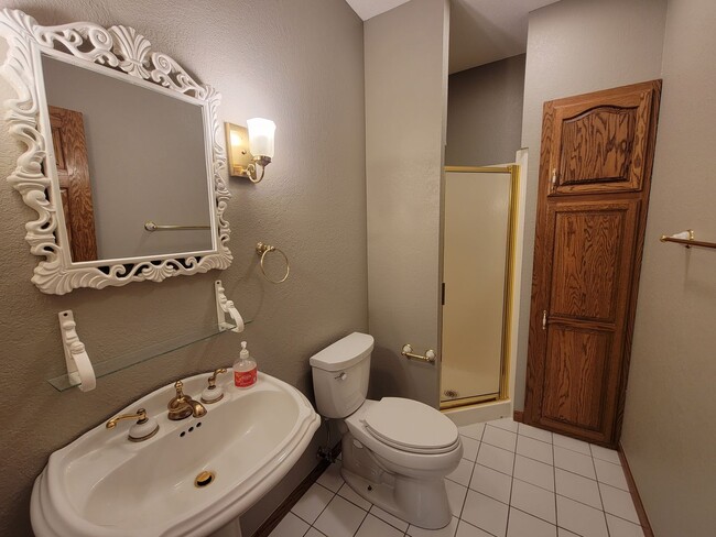 Building Photo - Upscale and Spacious Cedar Falls House for...