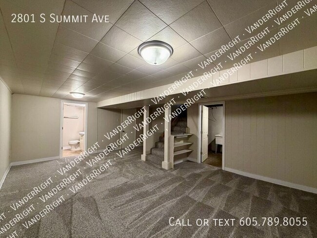 Building Photo - 2801 S Summit Ave